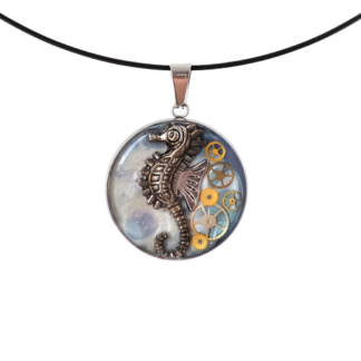 Pendentif hippocampe steampunk sur base bleu clair