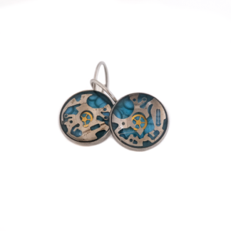 Boucles d’oreilles dormeuses bleues style industriel avec engrenages