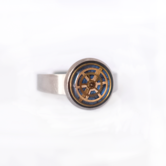 Anillo azul con engranajes superpuestos en resina