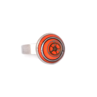 Anillo artistico industrial naranja con engranaje